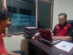 Pelaku penganiayaan MSB saat diperiksa petugas di Polresta Gorontalo Kota. (Foto: Ist)