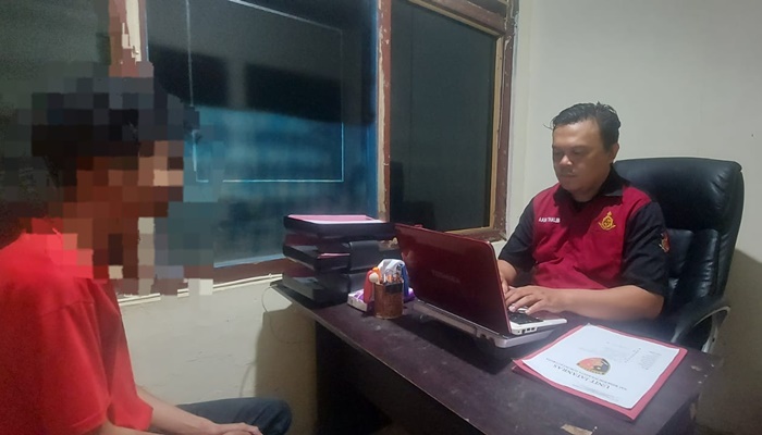 Pelaku penganiayaan MSB saat diperiksa petugas di Polresta Gorontalo Kota. (Foto: Ist)