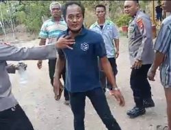 Salah seorang karyawan PT IGL saat mengintimidasi wartawan yang sedang meliput aksi unjuk rasa. (Foto: Ist/tangkapan layar)