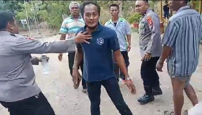 Salah seorang karyawan PT IGL saat mengintimidasi wartawan yang sedang meliput aksi unjuk rasa. (Foto: Ist/tangkapan layar)