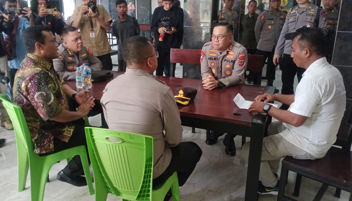 Kapolda Gorontalo Irjen Pol. Helmy Santika,SH.,S.I.K.,M.Si saat menerima perwakilan massa aksi yang unras di Mapolres Pohuwato. (Foto:Ist/humas)