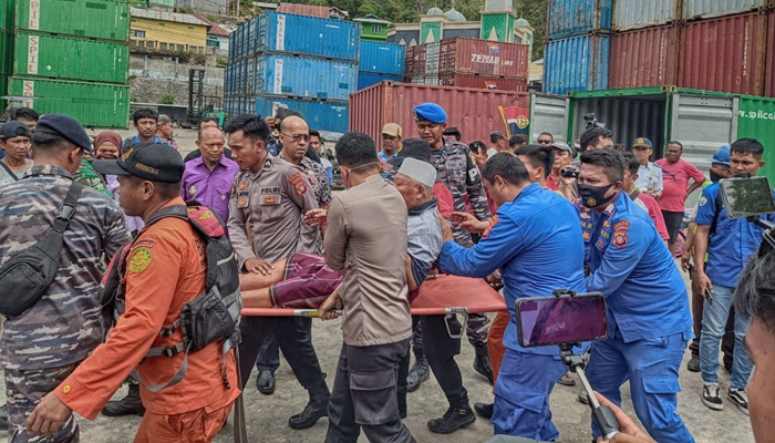 Personil Polair Polda Gorontalo bersama petugas gabungan saat melakukan evakuasi penumpang kapal Express Pricilia 88. (Foto: Ist)