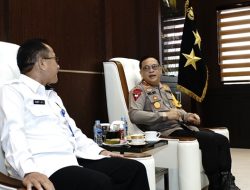 Kapolda Gorontalo, Irjen Pol. Helmy Santika, SH, S.I.K, M.Si saat menerima kunjungan Kepala BNNP Gorontalo Brigjen Pol. Rudy Ahmad Sudrajat, S.I.K. (Foto: Ist)