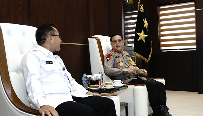 Kapolda Gorontalo, Irjen Pol. Helmy Santika, SH, S.I.K, M.Si saat menerima kunjungan Kepala BNNP Gorontalo Brigjen Pol. Rudy Ahmad Sudrajat, S.I.K. (Foto: Ist)