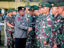 Kapolda Gorontalo, Irjen Pol. Helmy Santika, S.H., S.I.K., M. Si saat melepas personel TNI yang tergabung dalam Satgas PBB. (Foto: Ist)