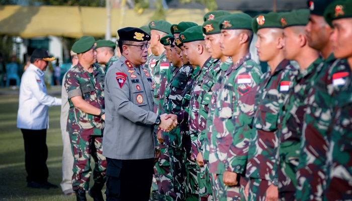 Kapolda Gorontalo, Irjen Pol. Helmy Santika, S.H., S.I.K., M. Si saat melepas personel TNI yang tergabung dalam Satgas PBB. (Foto: Ist)