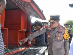 Irjen Pol. Helmy Santika, S.H, S.I.K, M.Si, saat melakukan pengecekan kendaraan taktis yang dimiliki Polda Gorontalo. (Foto: Ist)