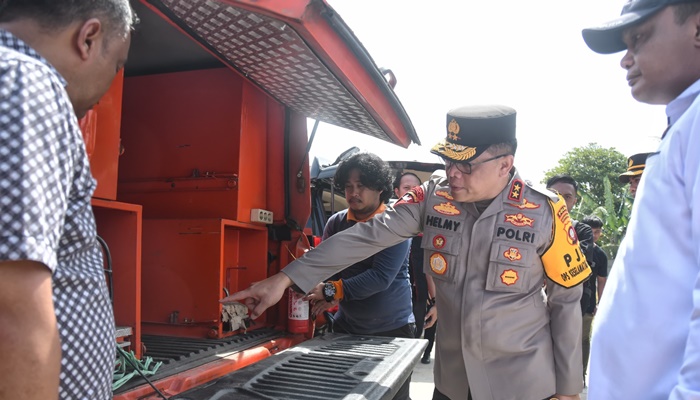 Irjen Pol. Helmy Santika, S.H, S.I.K, M.Si, saat melakukan pengecekan kendaraan taktis yang dimiliki Polda Gorontalo. (Foto: Ist)