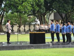 Kapolda Gorontalo, Irjen Pol. Helmy Santika, SH,S.I.K,M.Si, saat memimpin pengambilan sumpah kepada 7 orang PNS di lingkungan Polda Gorontalo. (Foto: Ist)