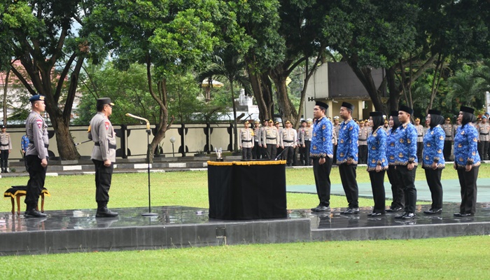 Kapolda Gorontalo, Irjen Pol. Helmy Santika, SH,S.I.K,M.Si, saat memimpin pengambilan sumpah kepada 7 orang PNS di lingkungan Polda Gorontalo. (Foto: Ist)