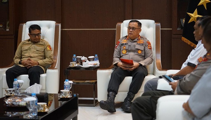 Kapolda Gorontalo, Irjen Pol. Helmy Santika, S.H, S.I.K, M.Si saat menerima kunjungan dari jajaran Bawaslu Provinsi Gorontalo. (Foto:Ist/humas)