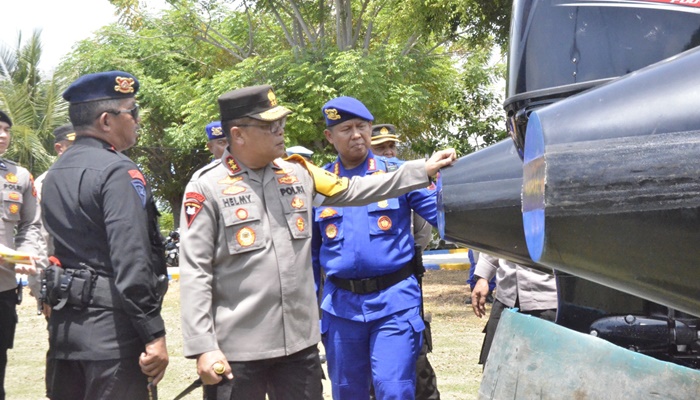 Kapolda Gorontalo, Irjen Pol. Helmy Santika SH, S.I.K, M.Si saat mengecek sarana prasarana yang dimiliki Dit Polair. (Foto: Ist)