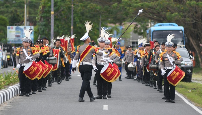 Aksi drum band Polda Gorontalo di kawasan Center Point Bone Bolango. (Foto:Ist)