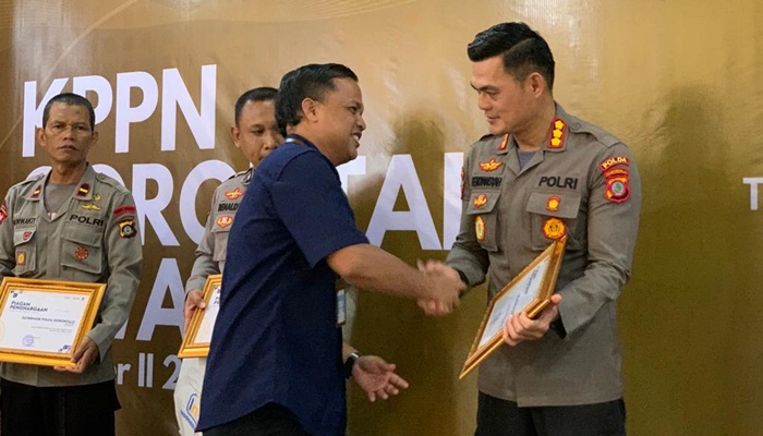 Kabid Propam Polda Gorontalo saat menerima penghargaan dari KPPN Gorontalo. (Foto: Ist)