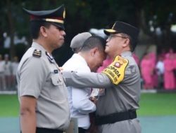 Kapolda Gorontalo Irjen Pol. Helmy Santika memberi ucapan selamat kepada personil yang mendapat hadiah umroh. (Foto: Ist)