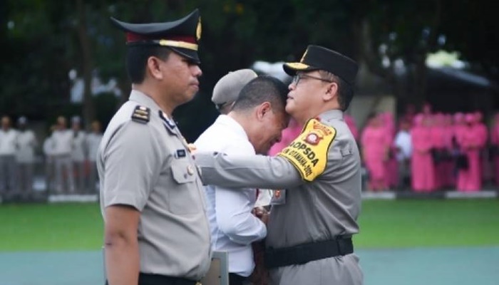 Kapolda Gorontalo Irjen Pol. Helmy Santika memberi ucapan selamat kepada personil yang mendapat hadiah umroh. (Foto: Ist)