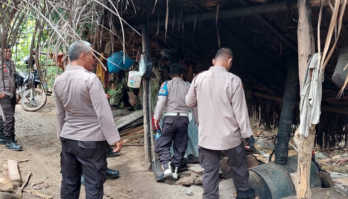 Personel Polsek Dulupi saat menggerebek tempat penyulingan Cap Tikus. (Foto: Ist)