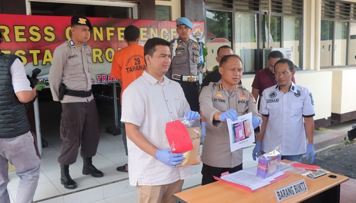 Kapolresta Gorontalo Kota Kombes Polisi Dr. Ade Permana,S.I.K.,MH didampingi Kasat Narkoba Akp Cecep Ibnu Ahmadi,S.H.,S.I.K., pada konferensi pers Jumat (3/2/2023). (Foto: Ist)