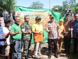 Kapolresta Gorontalo Kota, Kombes Polisi Dr. Ade Permana,S.I.K., M.H berpose dengan Walikota Gorontalo, Marten Taha beserta jajan dan pihak TNI, usai meletakkan batu pertama pembangunan Mahyani. (Foto: Ist)