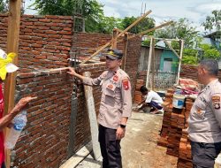 Kapolsek Kota Timur IPDA. Ivan P.Thaaba,S.Trk melakukan pengecekan terkait pembangunan bedah rumah di Kelurahan Botu. (Foto: Ist)