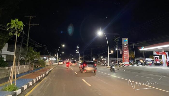 Jalan Andalas kini sudah dipercantik dengan dilengkapi lampu penerangan jalan serta bangku di trotoar. (Foto: Nusantara1)