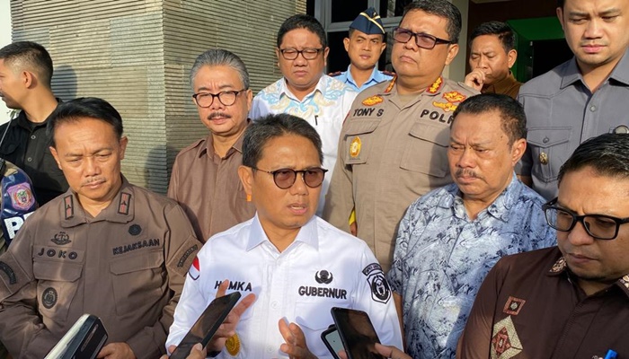 Penjabat Gubernur Gorontalo, Hamka Hendra Noer saat diwawancarai usai memimpin rapat Forkopimda, Kamis (9/3) terkait anggaran Pemilu. (Foto: Nusantara1