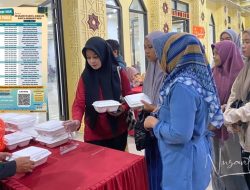 Situasi di Masjid Darul Arqam sebelum buka puasa, Selasa (28/3). (Foto: Nusantara1)