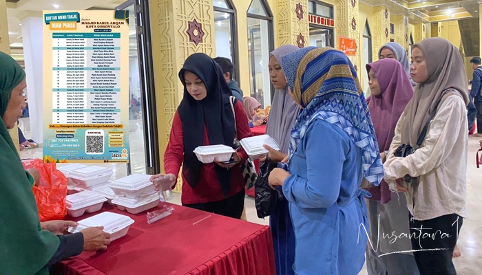 Situasi di Masjid Darul Arqam sebelum buka puasa, Selasa (28/3). (Foto: Nusantara1)