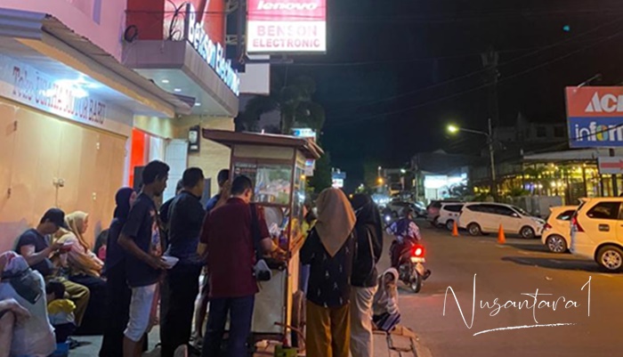 Penjual bakso di depan Informa Kota Gorontalo yang setiap hari ramai dikunjungi pembeli. (Foto: Nusantara1)