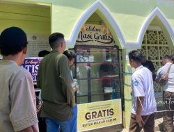 Pengunjung Etalase Gratis di Masjid Kampus UNG, Jumat (10/3). (Foto: Nusantara1)