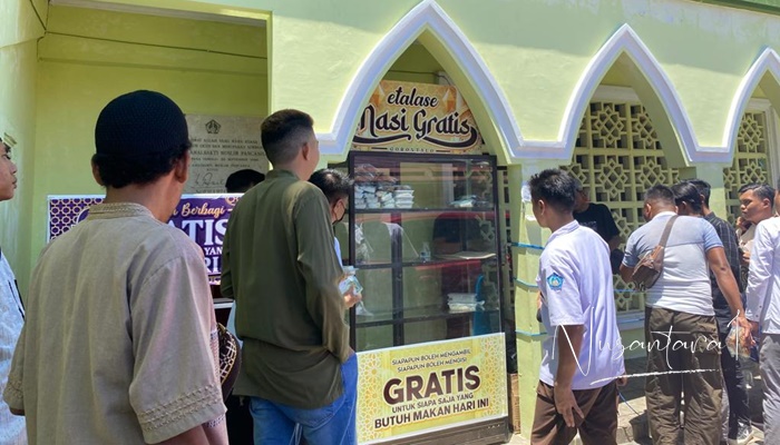 Pengunjung Etalase Gratis di Masjid Kampus UNG, Jumat (10/3). (Foto: Nusantara1)