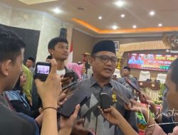 Ketua Komisi C DPRD Kota Gorontalo, Irwan Hunawa, saat diwawancarai oleh sejumlah wartawan terkait dengan pembangunan. (Foto: Nusantara1)