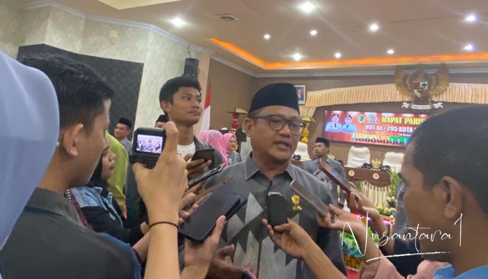 Ketua Komisi C DPRD Kota Gorontalo, Irwan Hunawa, saat diwawancarai oleh sejumlah wartawan terkait dengan pembangunan. (Foto: Nusantara1)