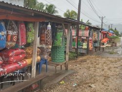 Lapak kasur tradisional yang terletak di tepi Jalan Trans Sulawesi, Desa Buhu, Tibawa, Kabupaten Gorontalo. (Foto: Nusantara1)