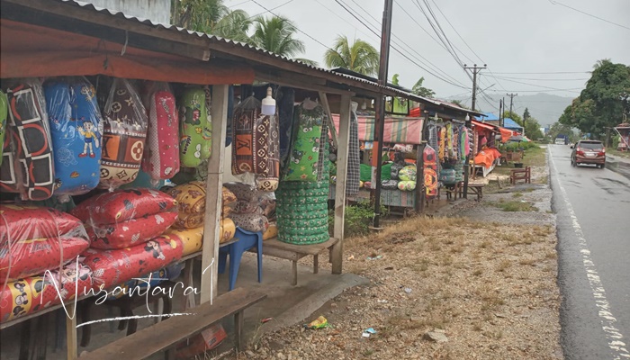 Lapak kasur tradisional yang terletak di tepi Jalan Trans Sulawesi, Desa Buhu, Tibawa, Kabupaten Gorontalo. (Foto: Nusantara1)