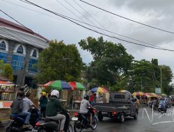 Jalan Jenderal Sudirman atau depan Kampus UNG menjadi salah satu spot berburu takjil oleh mahasiswa. (Foto: NUsantara1)