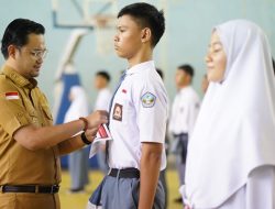 Wakil Walikota, Ryan Kono menyematkan tanda peserta kepada calon paskibraka tingkat Kota Gorontalo yang berlangsung di GOR Nani Wartabone, Selasa (13/3) (Foto/Ist)