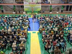 Ribuan aparat kecamatan desa hadir pada Rakor Pemerintahan, Pembangunan dan Kemasyarakatan di GOR David Tony. (Foto: Ist)