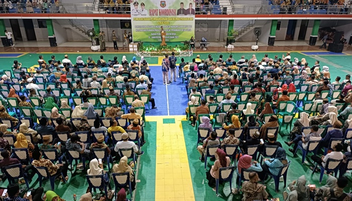 Ribuan aparat kecamatan desa hadir pada Rakor Pemerintahan, Pembangunan dan Kemasyarakatan di GOR David Tony. (Foto: Ist)