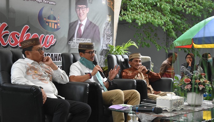 Menteri Pariwisata dan Ekonomi Kreatif, Sandiaga Uno (tengah), didampingi Gubernur Hamka Noer, Bupati Prof. Nelson Pomalingo kala membuka ‘Ramadhan Fair’ di kawasan Foodcourt. (Foto: Ist)