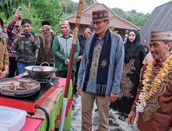 Menparekraf RI Sandiaga Uno saat berkunjung di Gorontalo baru-baru ini melihat demonstrasi masak memasak UKM Gorontalo. Sandiaga didampingi langsung Bupati Gorontalo, Nelson Pomalingo. (Foto: Ist)