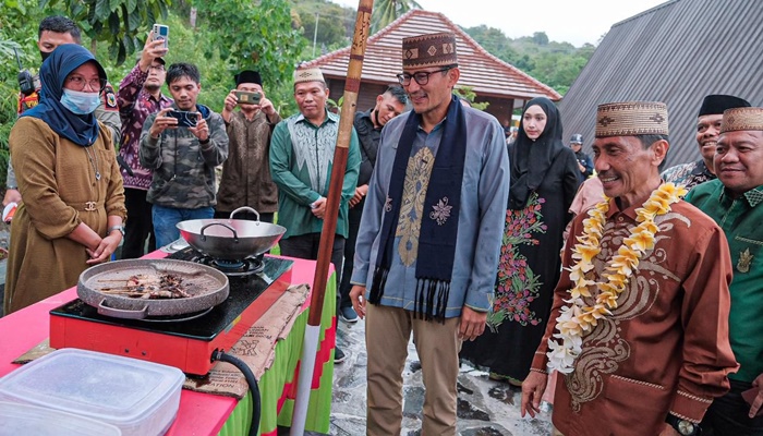 Menparekraf RI Sandiaga Uno saat berkunjung di Gorontalo baru-baru ini melihat demonstrasi masak memasak UKM Gorontalo. Sandiaga didampingi langsung Bupati Gorontalo, Nelson Pomalingo. (Foto: Ist)