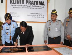 Bupati Gorontalo, Nelson Pomalingo saat menandatangani prasasti peresmian Klinik Pratama dan lembaga pelatihan kerja (LPK) Lapuan-Go. (Foto: Ist)