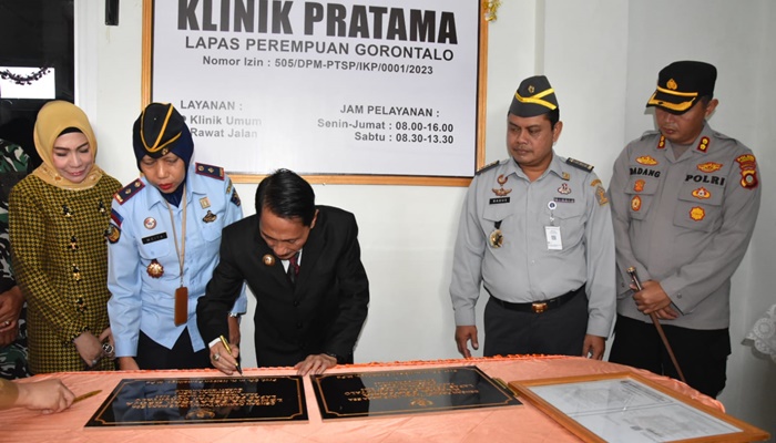 Bupati Gorontalo, Nelson Pomalingo saat menandatangani prasasti peresmian Klinik Pratama dan lembaga pelatihan kerja (LPK) Lapuan-Go. (Foto: Ist)