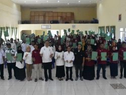 Penyerahan SK bagi para pendamping program PKH dan TKSK di Gedung Kasmat Lahay Kabupaten Gorontalo. (Foto: Ist)