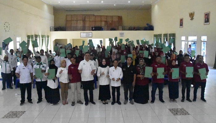 Penyerahan SK bagi para pendamping program PKH dan TKSK di Gedung Kasmat Lahay Kabupaten Gorontalo. (Foto: Ist)