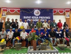 Foto bersama pengurus PWI Gorontalo dengan undangan pada pembukaan Rakerprov, Selasa (28/2). (Foto: Nusantara1)