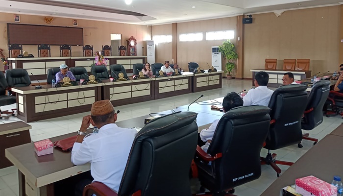 RDP DPRD Gorontalo Utara bersama pihak Produsen, Distributor dan Dinas Pertanian, terkait persoalan pupuk serta dugaan penyelundupan pupuk subsidi yang terjadi beberapa waktu lalu. (Foto: Ist)