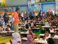 Walikota Gorontalo, Marten Taha saat berada di tengah-tengah peserta lomba mewarnai. (Foto;; NUsantara1)