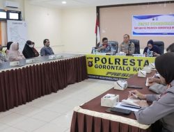 Kapolresta Gorontalo Kota, Kombes Pol. Dr. Ade Permana S.I.K., M.H saat sosialisasikan aturan penggunaan sepeda listrik, kepada pengusaha rental dan pemilik toko di Kota Gorontalo, Jumat (10/3). (Foto: Ist)